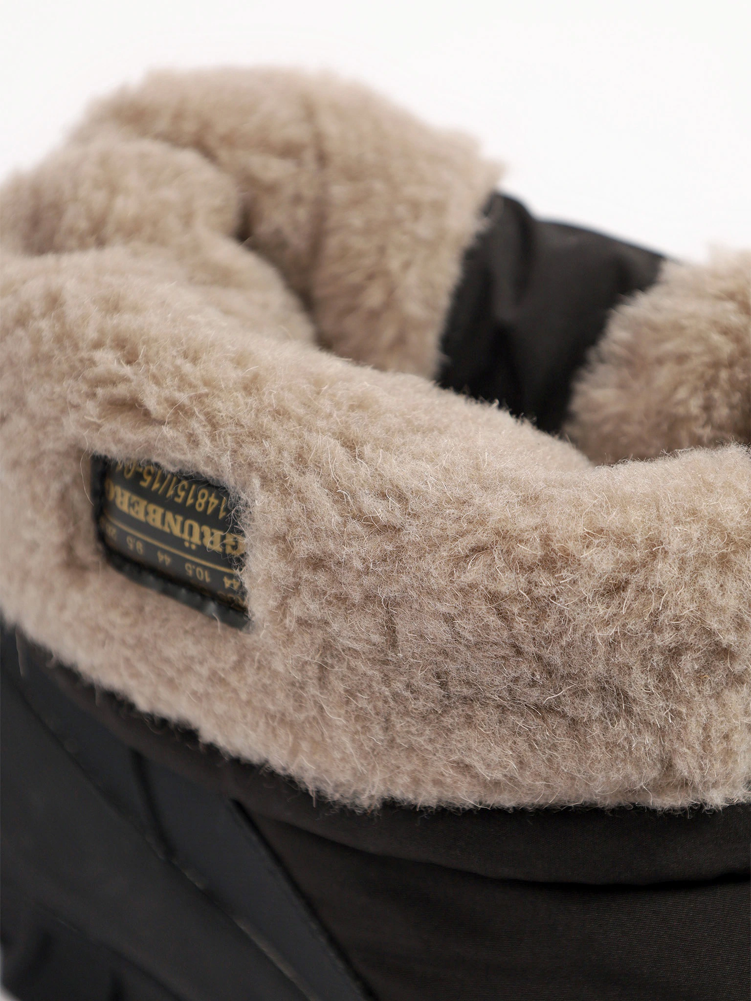 Дутики текстильные черного цвета на рельефной подошве